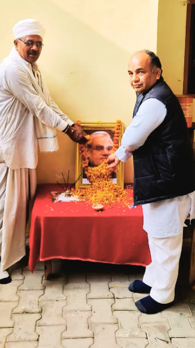 रानीवाड़ा में तस्वीर के समक्ष पुष्प अर्पित कर किया अटलजी को किया याद – फोटो 2