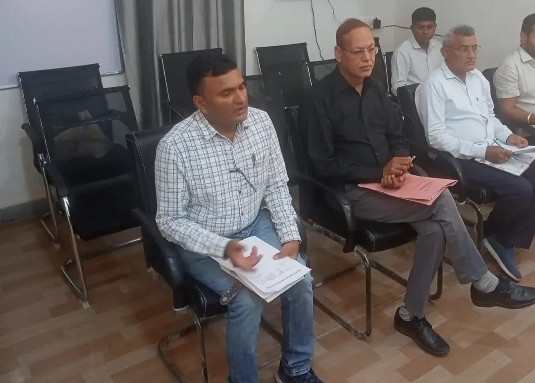 शत-प्रतिशत राजस्व लक्ष्यों को अर्जित करें-जिला कलेक्टर
