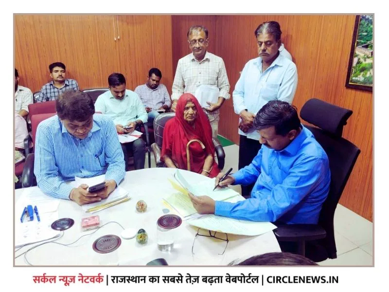 जिला कलक्टर ने जनसुनवाई में परिवेदनाओं को सुनकर उनके त्वरित निस्तारण के दिए निर्देश