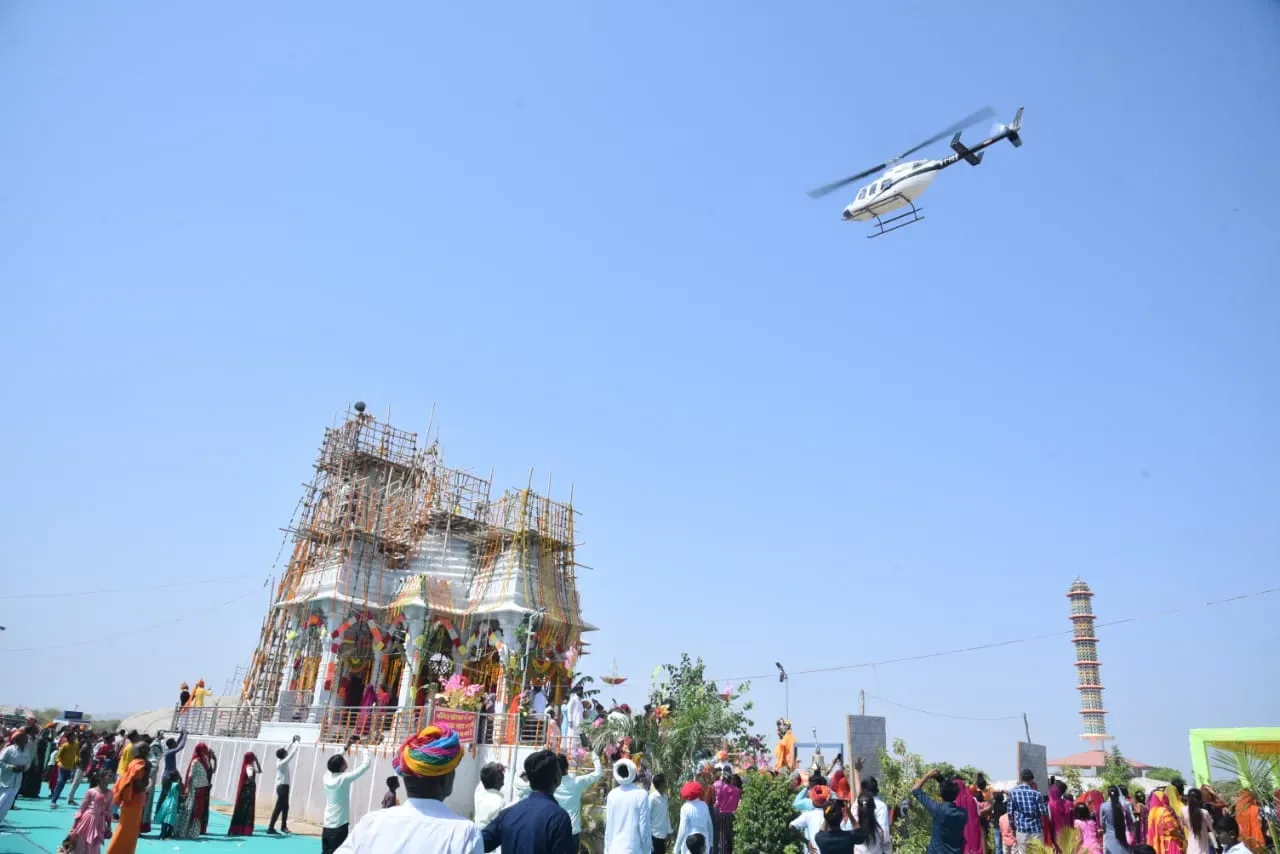 जयकारों के बीच हैलीकॉप्टर से पुष्प वर्षा के साथ सिलासन के अर्बुदा धाम मे विराजमान हुए अर्बुदा माताजी