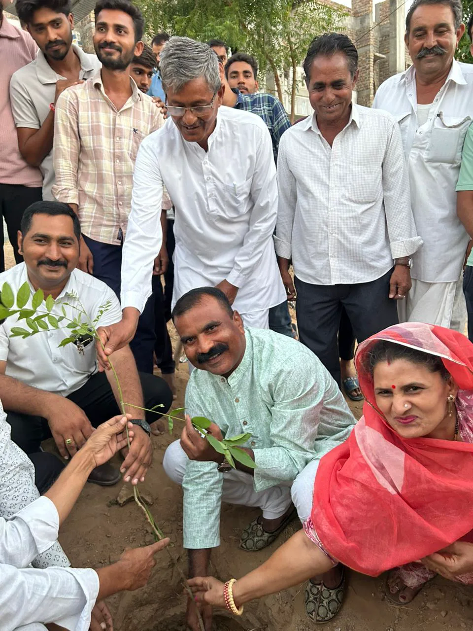 खाकी का मानवीय चेहरा: तामझाम छोड़ दिव्यांग बच्चों के बीच पहुंचे डीएसपी मंसूरिया, केक काट बांटी खुशियां