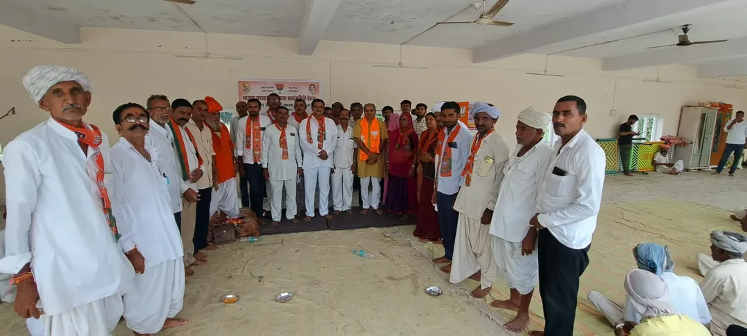 चितलवाना के शिव मंदिर में भाजपा जिलाध्यक्ष श्रवणसिंह राव बोरली सहित कार्यकर्ताओं ने सुनी मोदी के मन की बात – फोटो 2