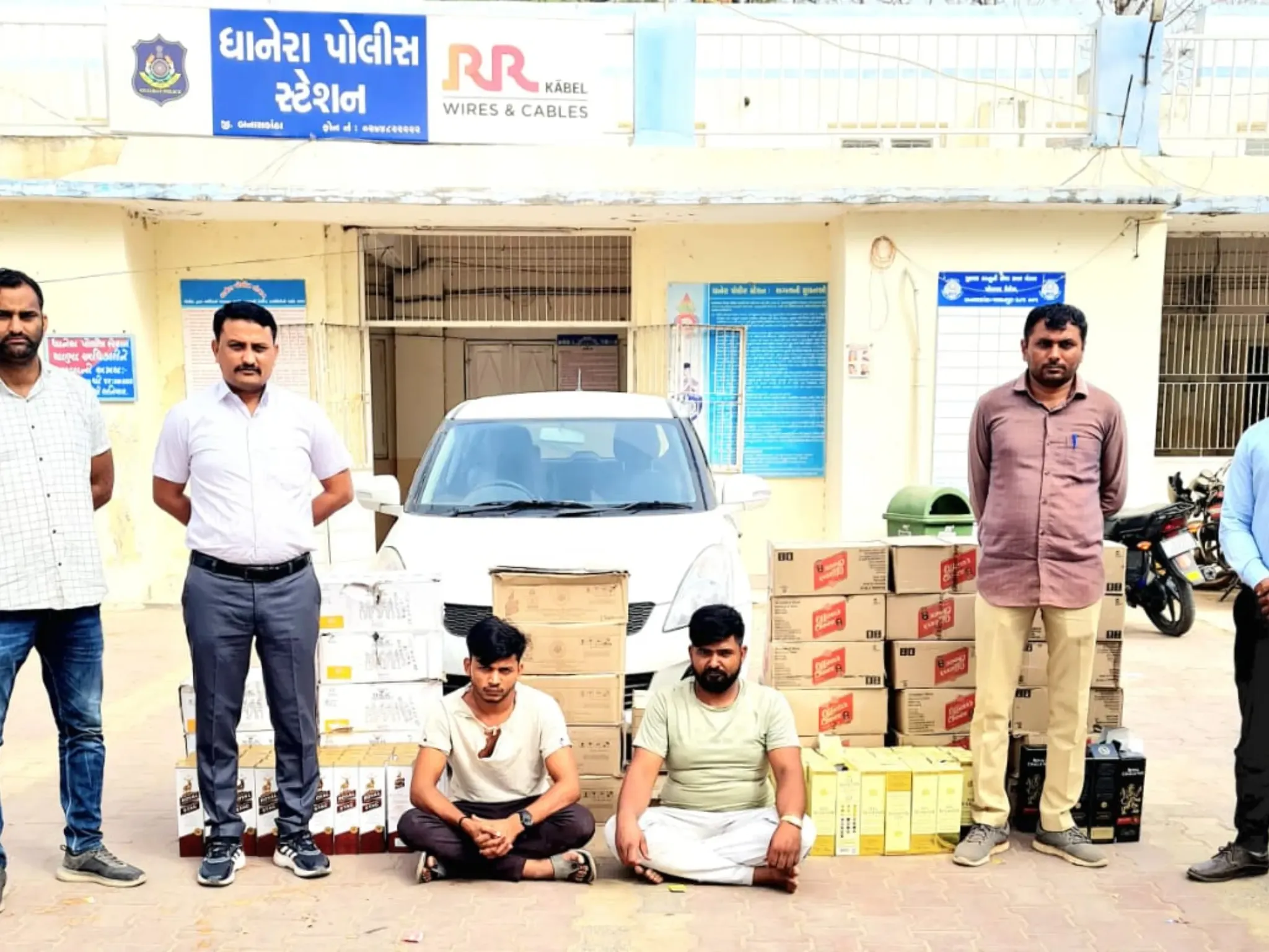 गुजरात पुलिस ने धानेरा के पास जालोर जिले के दो तस्करों के कब्जे से 1624 शराब की बोतलें की जब्त