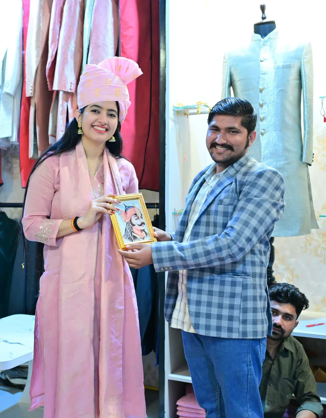 राजस्थानी साफे की चमक पहुंची दिल्ली तक: रानीवाड़ा में सुश्री जॉस्लिन नंदिता चौधरी का भव्य स्वागत – फोटो 2