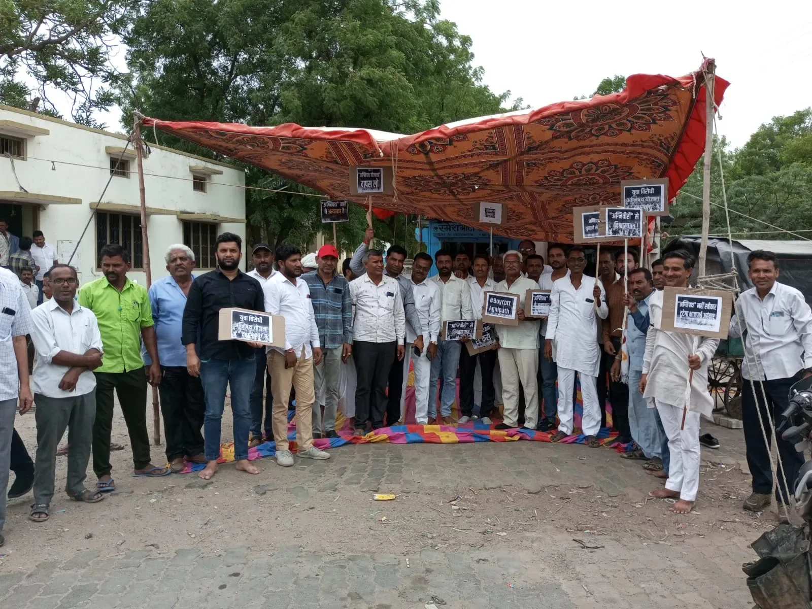 कांग्रेस पार्टी ने अग्निपथ योजना के विरोध में रेवदर में उपखंड कार्यालय के बाहर सत्याग्रह आंदोलन कर विरोध प्रदर्शन किया
