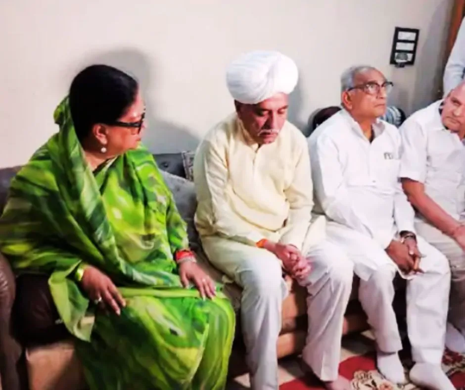 पूर्व मुख्यमंत्री वसुंधरा राजे ने जोधपुर में पूर्व विधायक जालम सिंह रावलोत के निवास पर पहुंचकर उनके बेटे को श्रद्धांजलि अर्पित की।