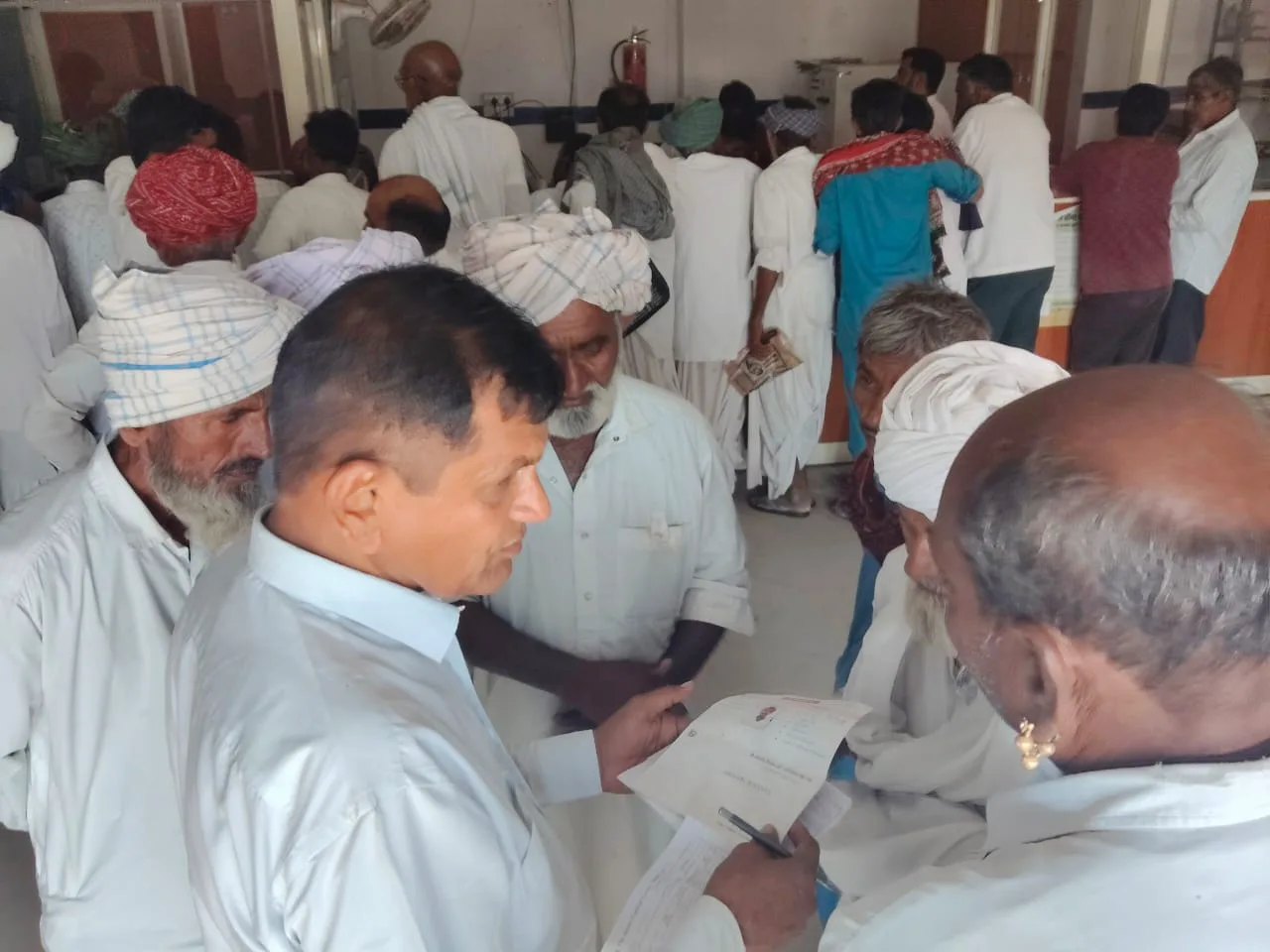 बीमा क्लेम की राशि पाकर किसानों के चेहरे खिले: भवातड़ा सोसायटी के सैकड़ों काश्तकारों को हुआ भुगतान