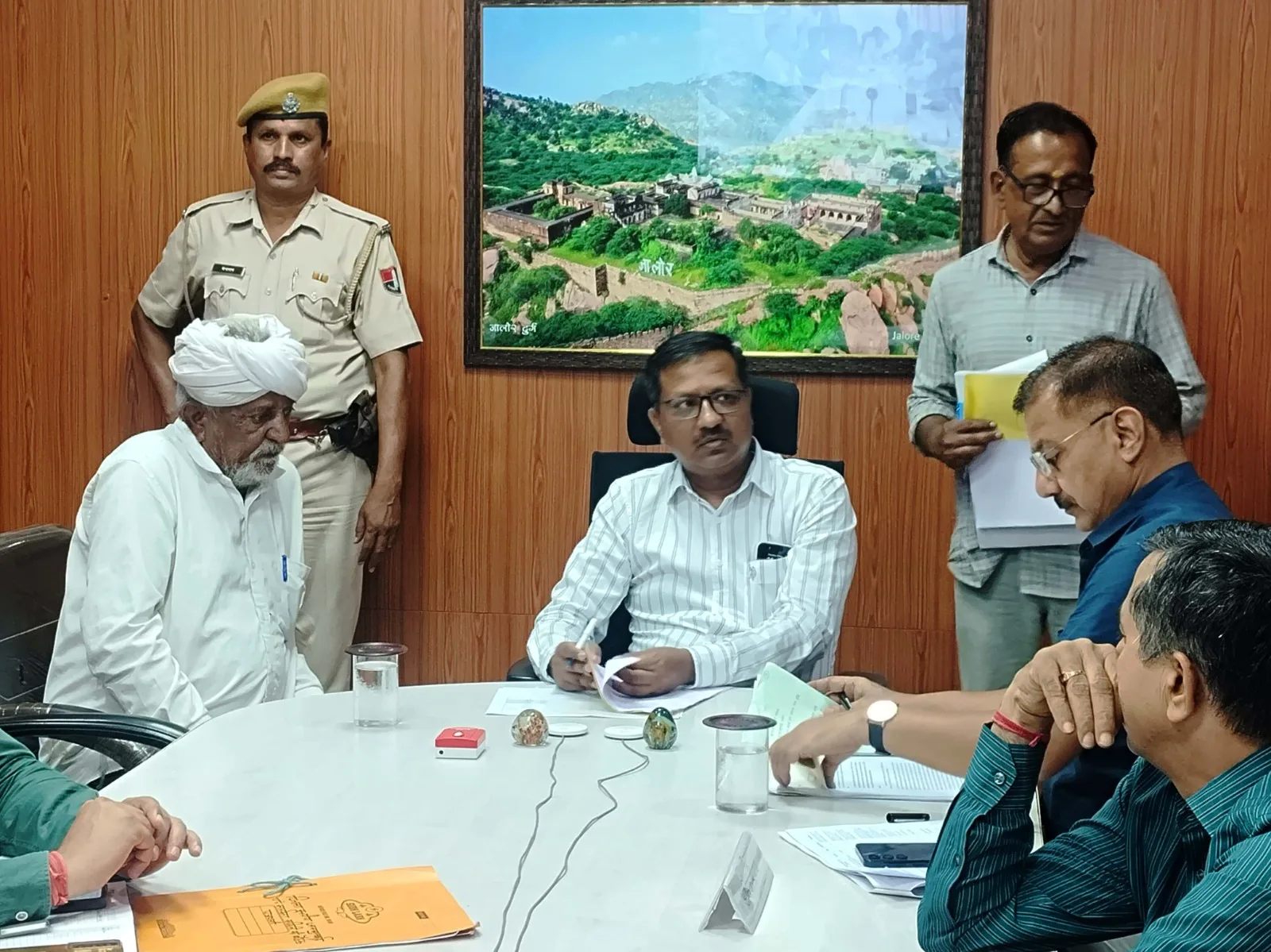जिला स्तरीय जनसुनवाई, राजस्थान संपर्क पोर्टल एवं सतर्कता समिति में दर्ज परिवेदनाओं की समीक्षा बैठक सम्पन्न