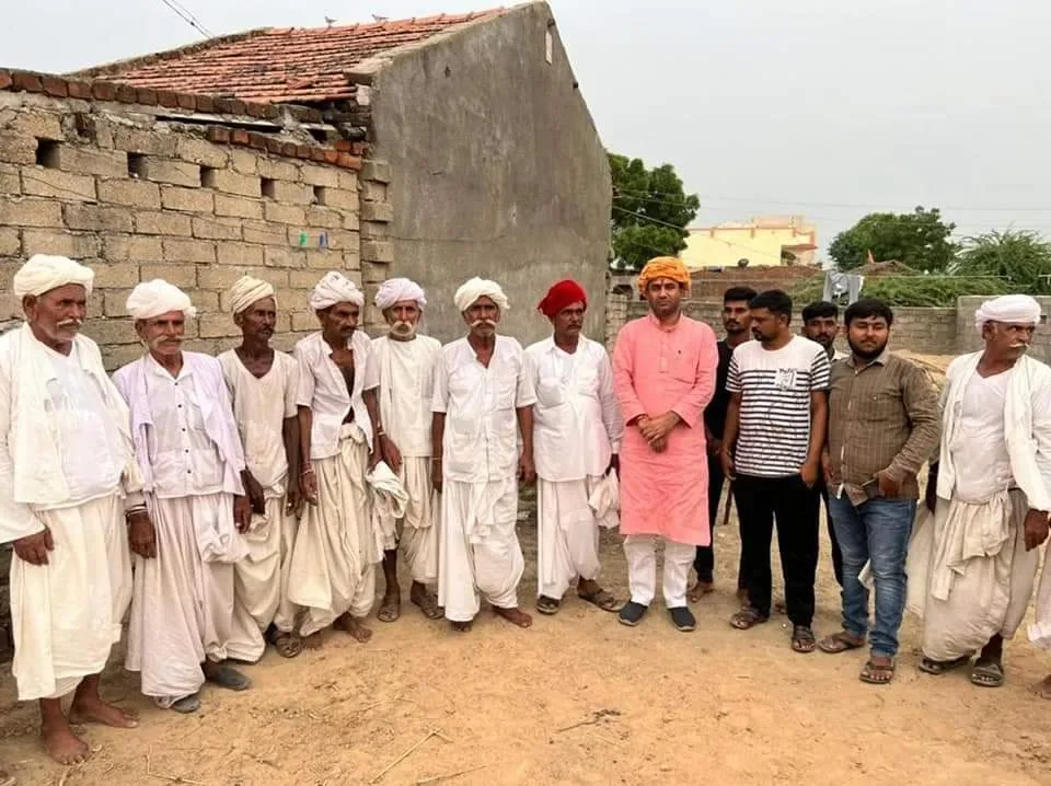 देवासी ने पड़ोसी राज्य गुजरात में कई सामाजिक कार्यक्रम में भाग लिया