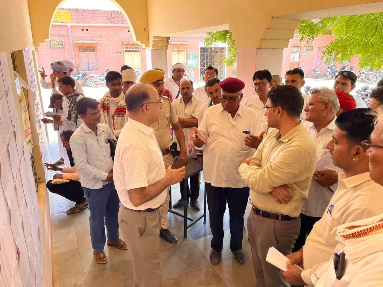 प्रधानमंत्री फसल बीमा योजना के तहत विशेष शिविर का हुआ आयोजन, जिला कलेक्टर ने किया शिविर का अवलोकन