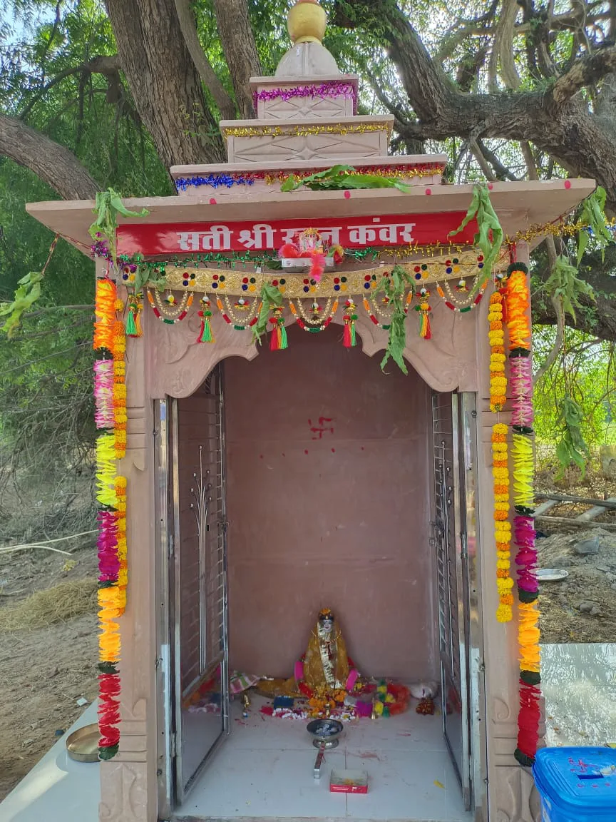 मंडारडी में गूंजी सती माता और राव सिरदार जुझारजी की जयकार: ३०० साल बाद भव्य प्राण प्रतिष्ठा महोत्सव संपन्न – फोटो 6