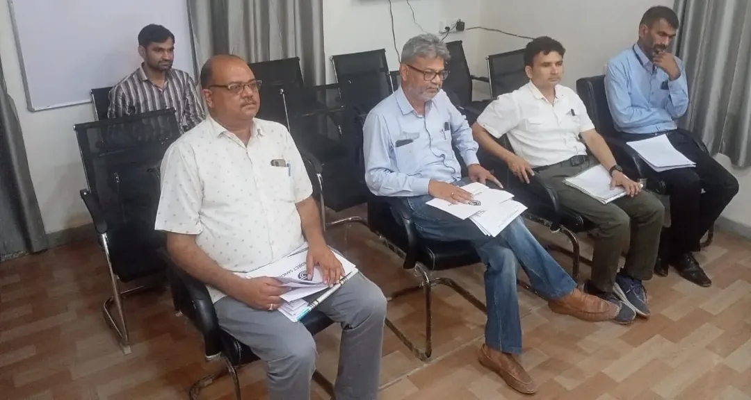 आमजन के हितों के कार्यों को प्राथमिकता के साथ पूर्ण करें- जिला कलेक्टर