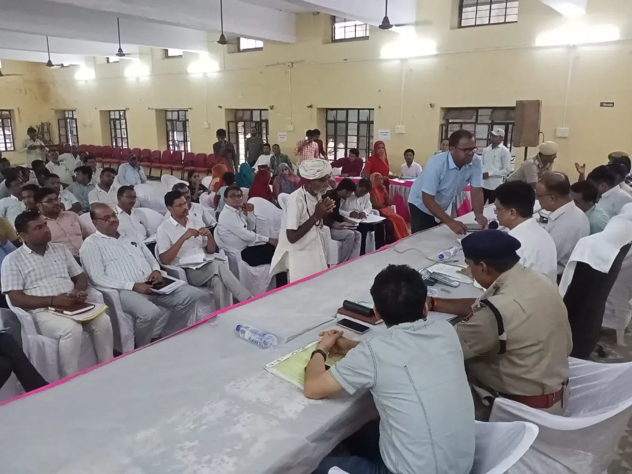 जिला कलेक्टर ने किया आमजन की समस्याओं का किया त्वरित निस्तारण, रानीवाड़ा में रात्रि चौपाल का हुआ आयोजन