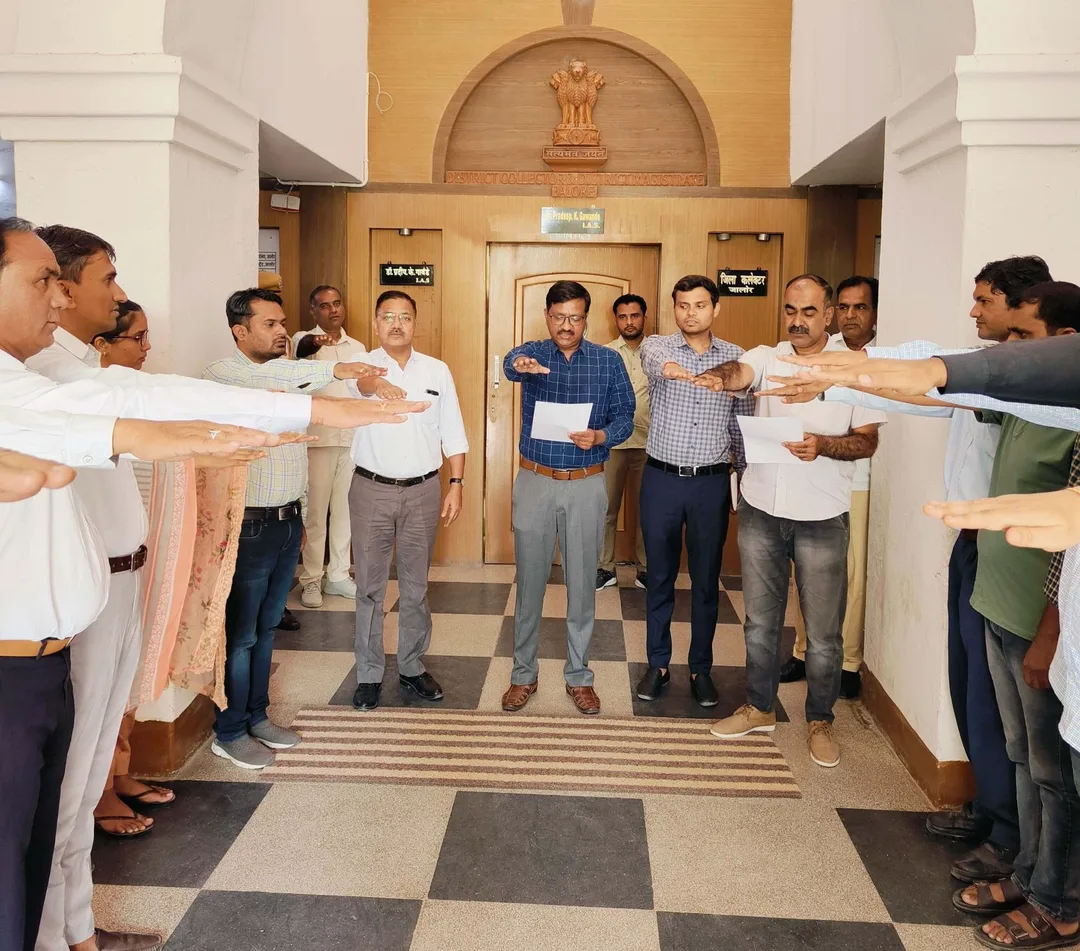 जिला कलक्टर व नगर परिषद सभापति ने रन फॉर यूनिटी सद्भावना दौड़ को हरी झण्डी दिखाकर किया रवा
