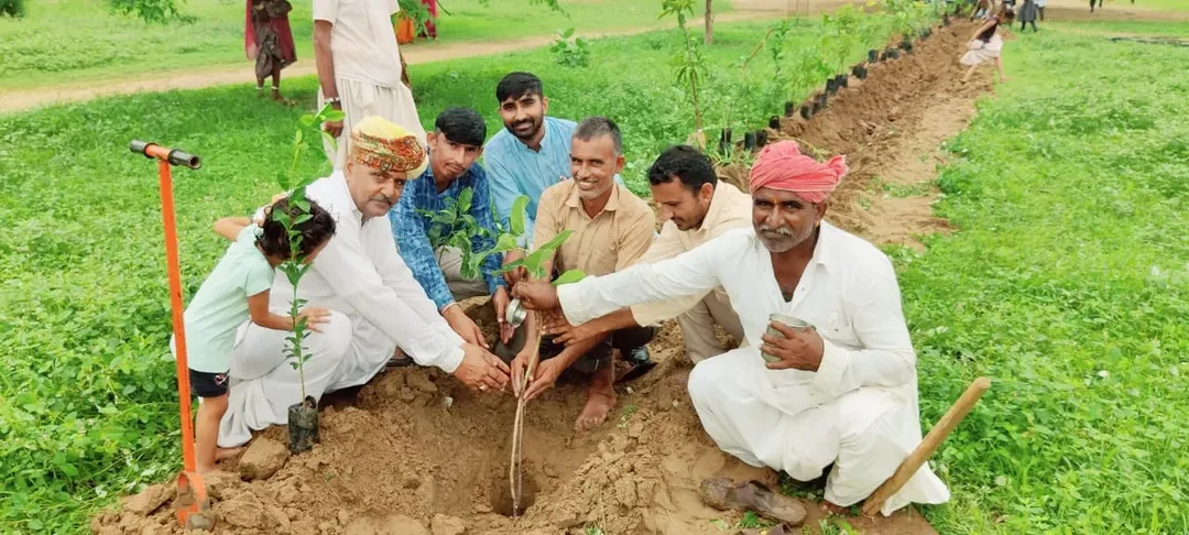 मुख्यमंत्री वृक्षारोपण महाअभियान कार्यक्रम के तहत ग्रामीण महिलाओं ने निकाली कलश यात्रा