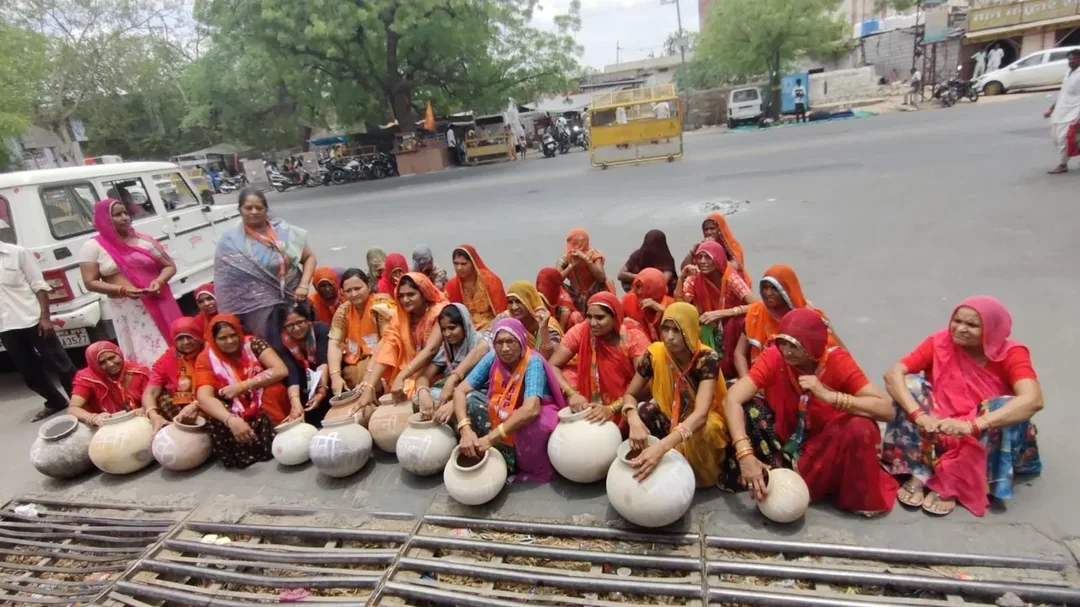 पेयजल समस्या से जूझ रहा जालौर, भाजपा जिलाध्यक्ष मंजू सोलंकी ने सौंपा ज्ञापन, मटका फोड़ कार्यक्रम का भी हुआ आयोजन – फोटो 2