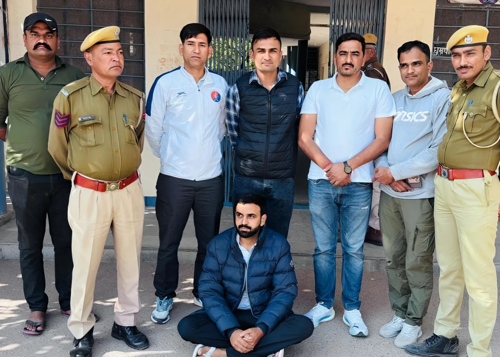 ​एंटी गैंगस्टर टास्क फोर्स की बड़ी कार्रवाई: 50 हजार का इनामी तस्कर डाकूड़ा सांचौर में गिरफ्तार, फिल्मी स्टाइल में पीछा कर दबोचा