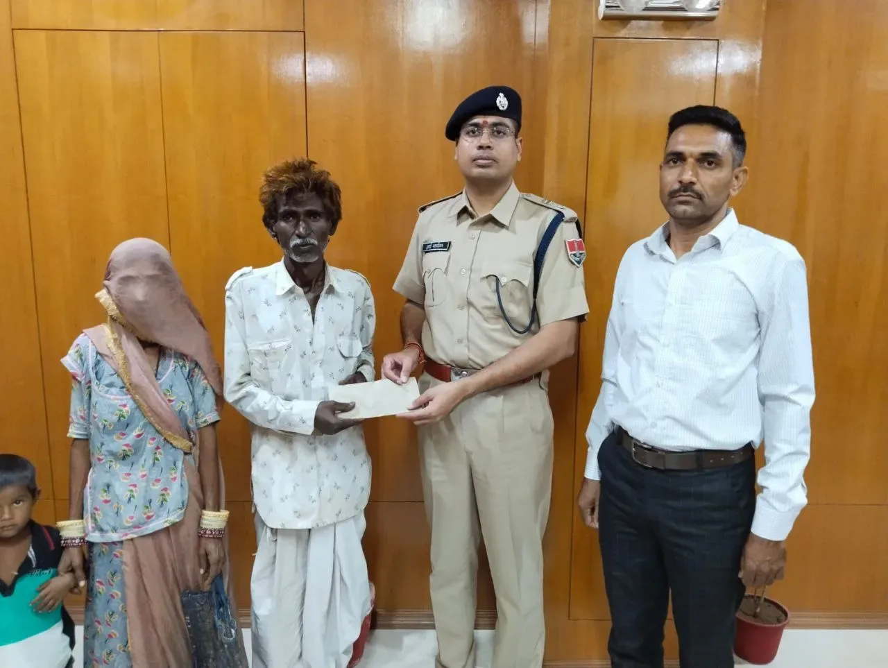 आगजनी से तबाह परिवार को पुलिसकर्मी से मिला सहारा, सोशल मीडिया पर राशि संग्रह कर एसपी के हाथों अर्पित कराई, बेहतरीन उदाहरण