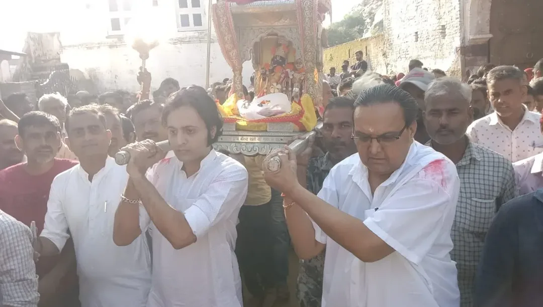 परंपरा अनुसार मनाई देव झूलनी एकादशी, ठाकुर जी भगवान की बडगांव ठिकाणे के परिवार ने की पूजा अर्चना