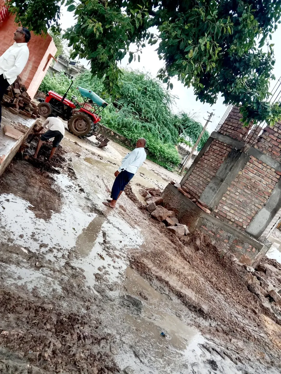 दौलपुरा में रास्तों में जमा हुआ कीचड़, बच्चों के लिए स्कूल जाना हुआ बंद, ग्रामीणों ने खुद रेती डलवानी की शुरू