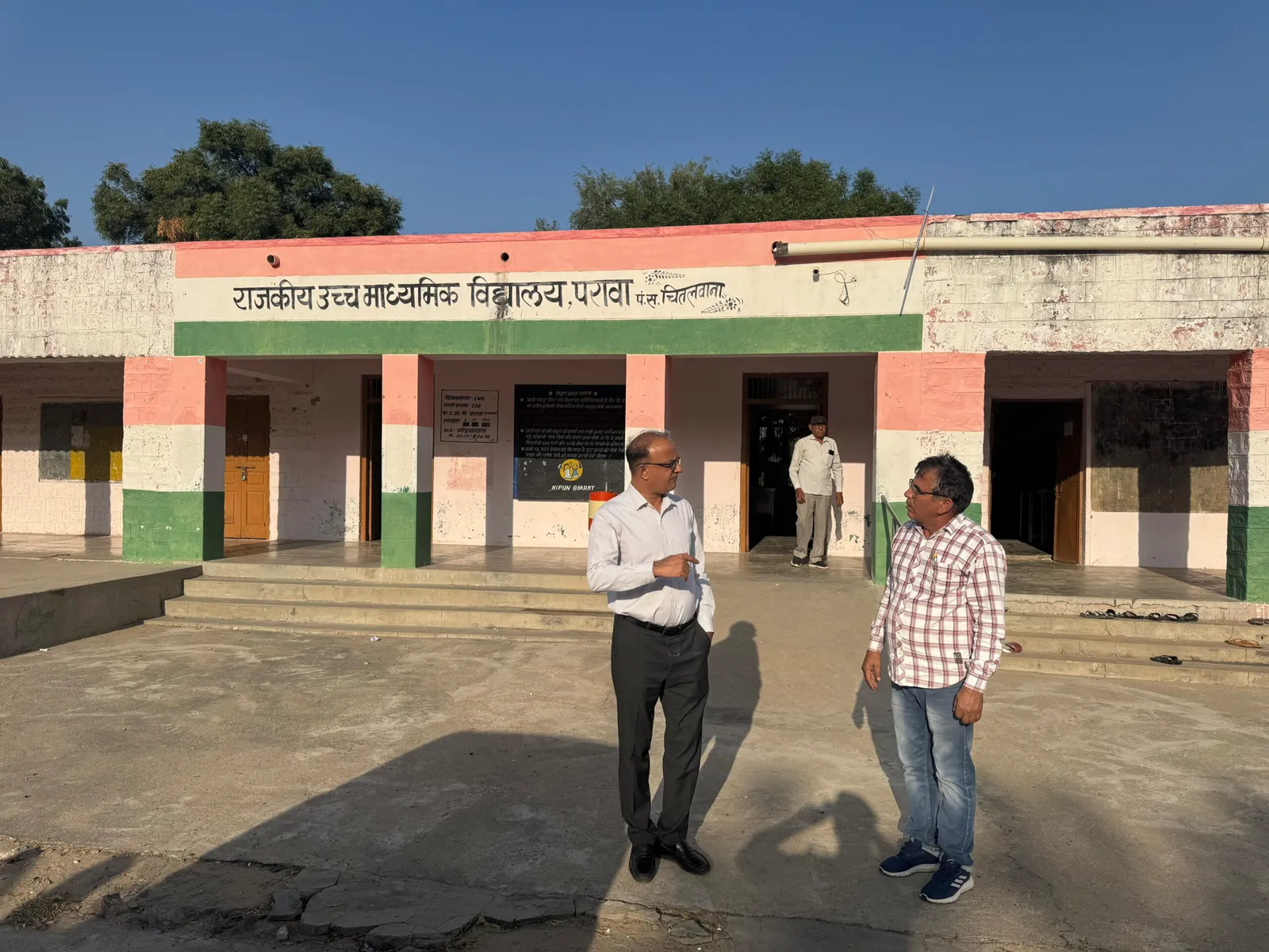 जिला कलेक्टर ने राजकीय स्कूल का किया निरीक्षण