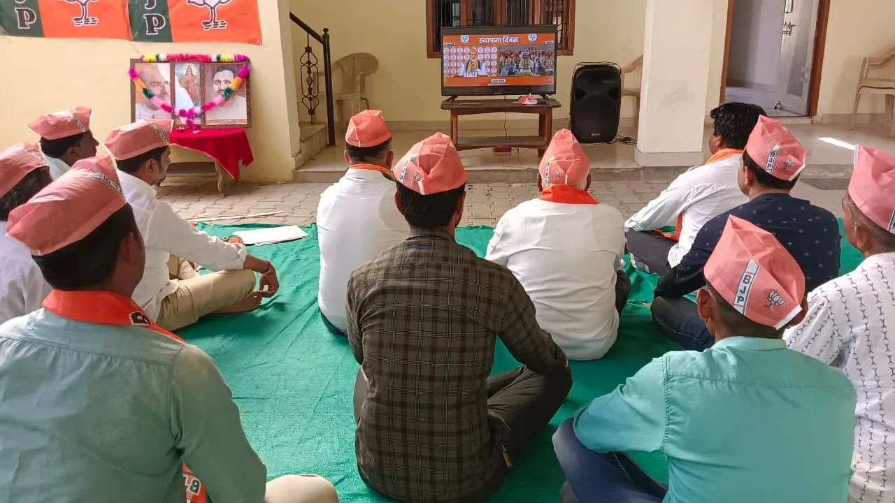 रानीवाड़ा मण्डल के भाजपाईयों ने मनाया भाजपा स्थापना दिवस, सुना पीएम मोदी का भाषण