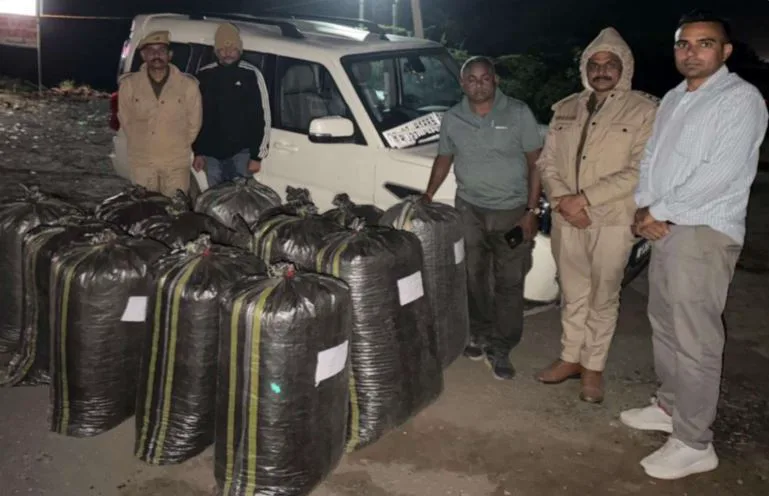 एंटी-नारकोटिक्स की जाल बिछाकर कार्रवाई: 3 क्विंटल डोडा-पोस्त जब्त, तस्कर लग्जरी गाड़ी छोड़ भागे!