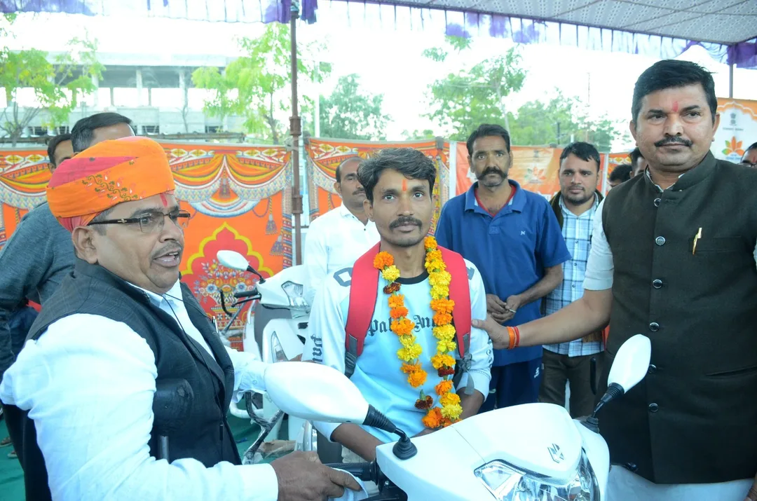 अत्योदय सेवा शिविर में योजनाओं के तहत पात्र व्यक्तियों को किया लाभान्वित – फोटो 2