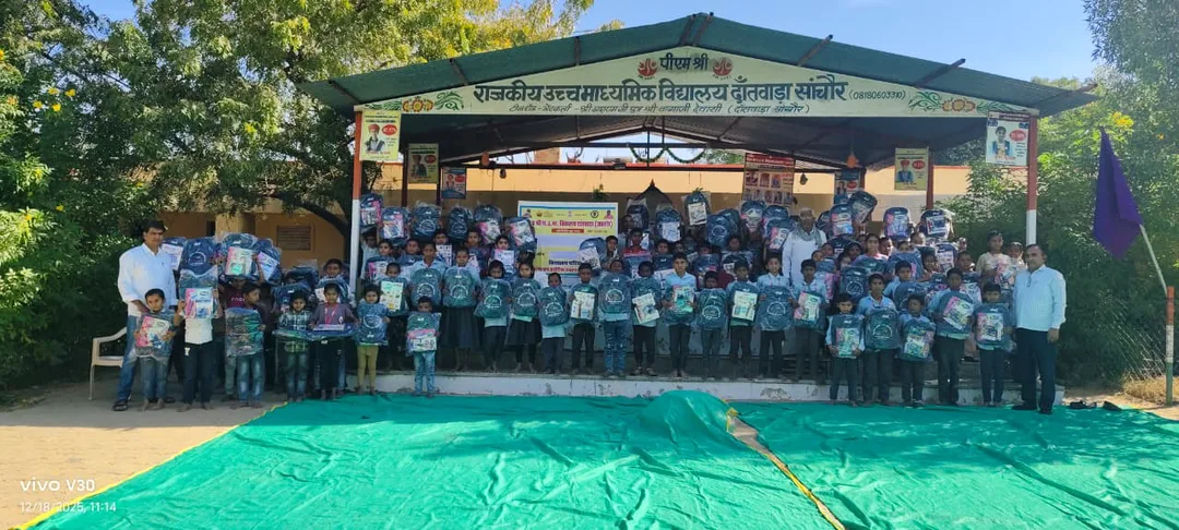 दांतवाड़ा के 'पीएम श्री' स्कूल में खुशियों का वितरण: 127 नौनिहालों को मिले स्कूल बैग और कला किट
