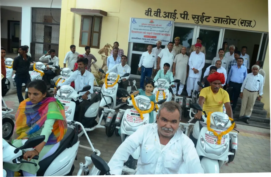 स्कूटी मिलने से दिव्यांगजनों के खिले चेहरे, विधायक कोष से दिव्यांगजनों को 17 स्कूटियों का किया गया वितरण