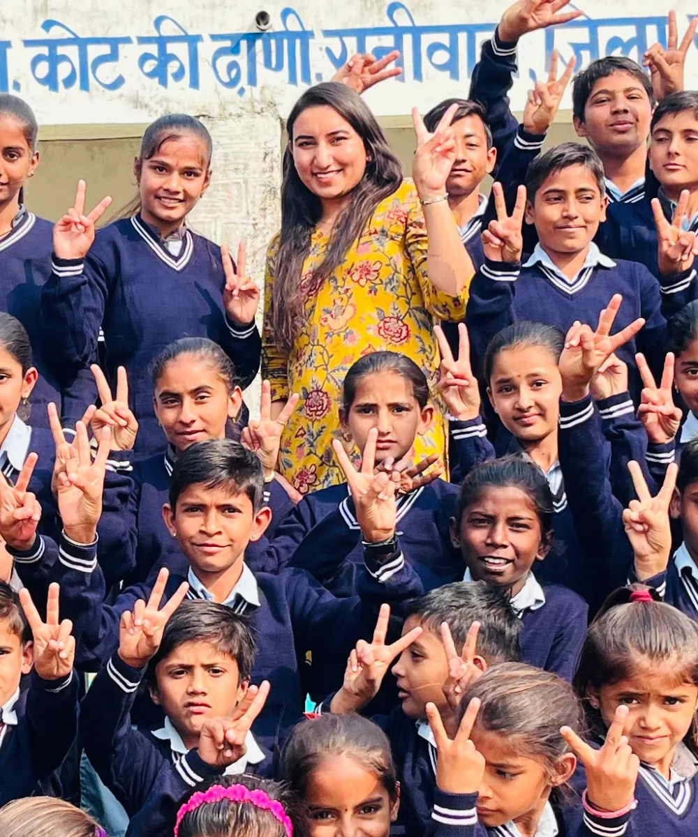 कोट की ढाणी में बेहतरीन पहल, शिक्षिका मैना बिश्नोई ने बांटे ऊनी स्वेटर, एक महिने की सैलेरी खर्च, चहुंओर प्रशंसा