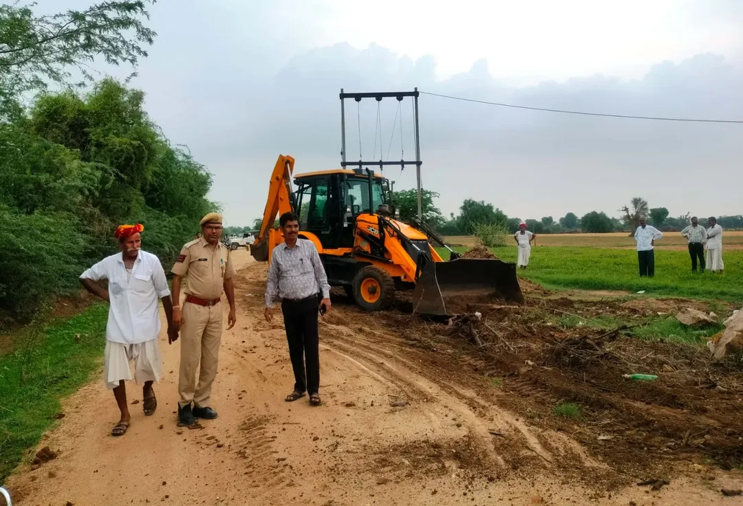 जिला कलक्टर ने सियाणा ग्राम में की रात्रि चौपाल, रात्रि चौपाल में प्रस्तुत परिवादों को सुनकर उनका मौके पर किया गया निस्तारण