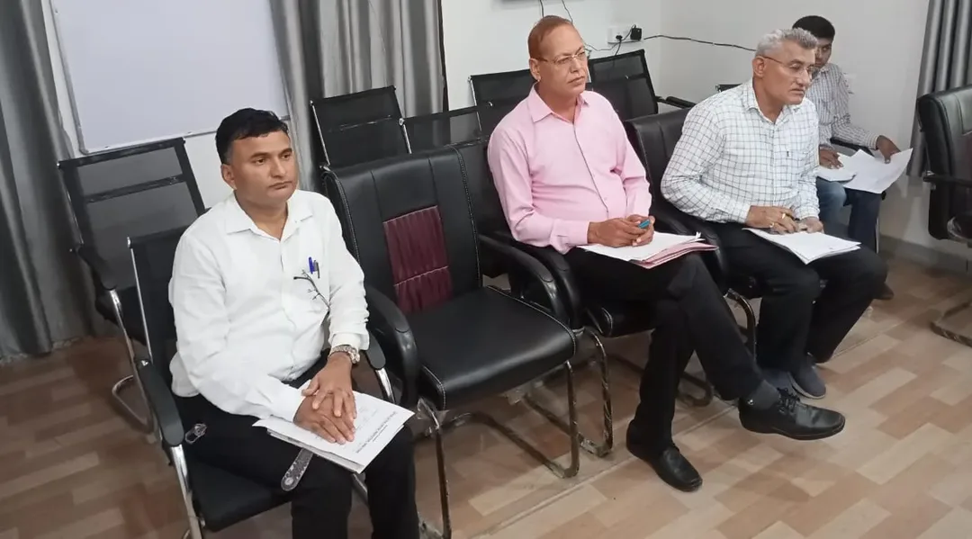 शत-प्रतिशत राजस्व लक्ष्यों को अर्जित करें-जिला कलेक्टर