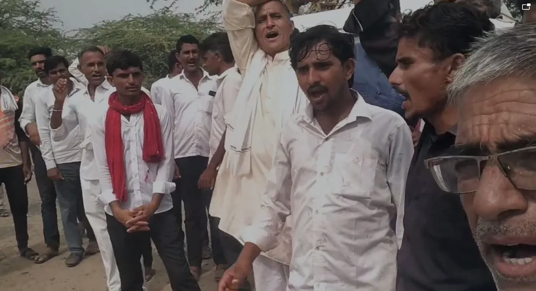 ЁЯЪи "рдХрд╛рд▓реЗ рдХрдкрдбрд╝реЛрдВ рд╕реЗ рдбрд░ рдЧрдП рдореБрдЦреНрдпрдордВрддреНрд░реА!" рд╢рд░реНрдорд╛ рдХреЗ рд╕реАрд▓реВ рдЖрдЧрдорди рдкрд░ рд╕рдВрдпреБрдХреНрдд рдХрд┐рд╕рд╛рди рдореЛрд░реНрдЪрд╛ рдХрд╛ рдЙрдЧреНрд░ рдкреНрд░рджрд░реНрд╢рди, рд╕рднрд╛ рд╕реНрдерд▓ рдХреА рдУрд░ рд░реЗрдд рдлреЗрдВрдХрдХрд░ рдЬрддрд╛рдпрд╛ рдЖрдХреНрд░реЛрд╢