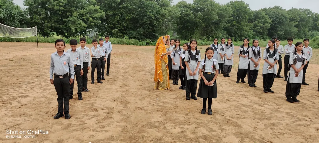 रानीवाड़ा के आदर्श विद्या मंदिर में गणवेश प्रतियोगिता, छात्रों ने सीखा अनुशासन का पाठ