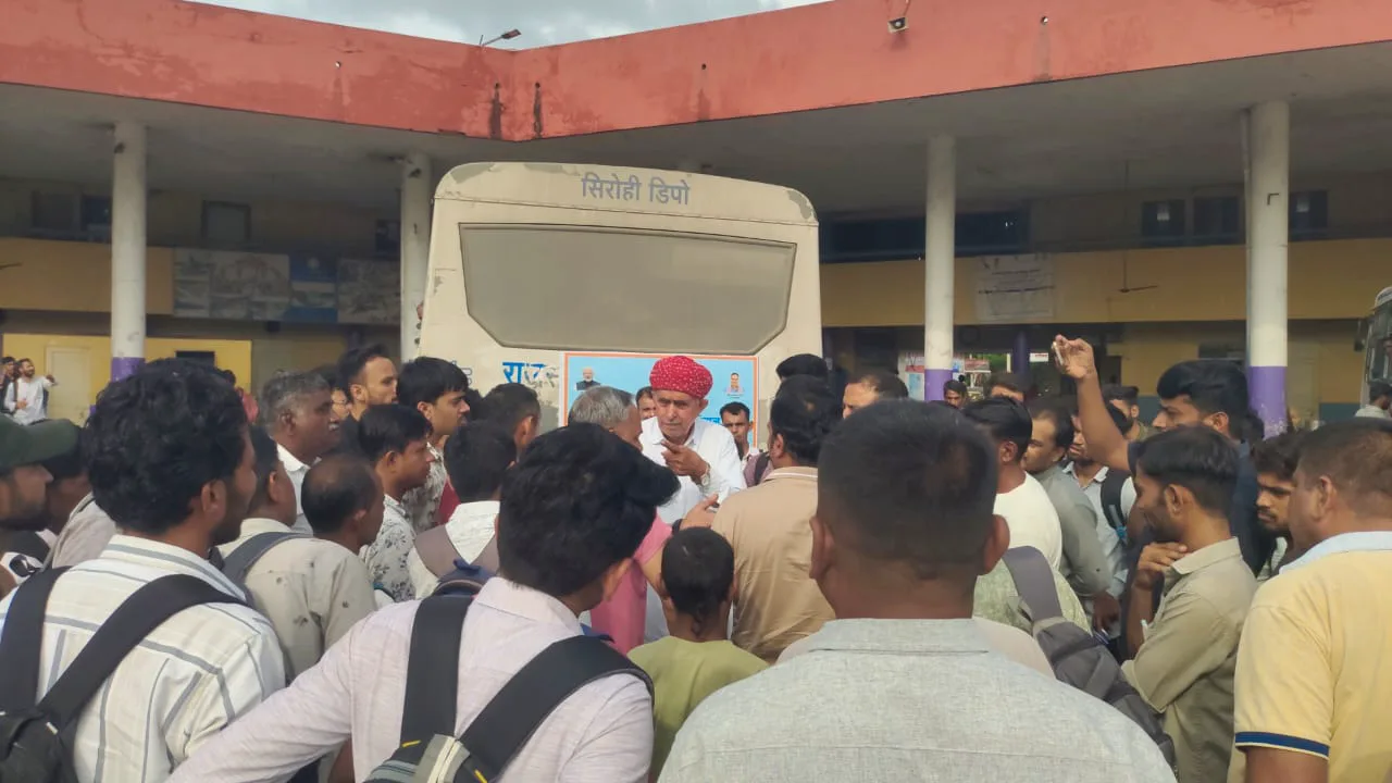 छात्रों की शिकायत पर सांसद चौधरी पहुंचे सिरोही बस स्टैंड, दो बसों की करवाई व्यवस्था