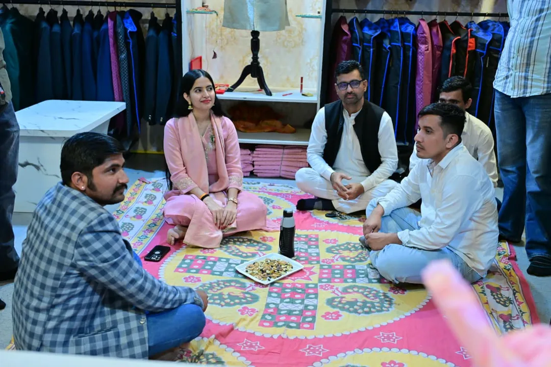 राजस्थानी साफे की चमक पहुंची दिल्ली तक: रानीवाड़ा में सुश्री जॉस्लिन नंदिता चौधरी का भव्य स्वागत