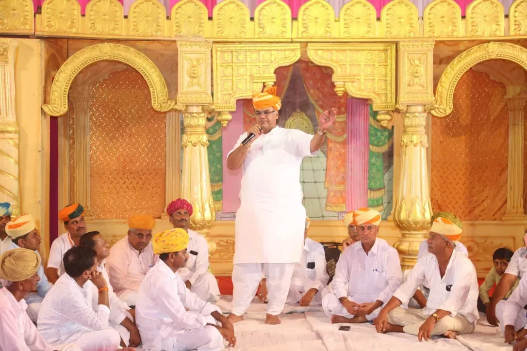 सिलासन अर्बुदा माताजी प्राण प्रतिष्ठा के दूसरे दिन उमडे लोग, वीआईपी साधु व राजनेताओं ने की शिरकत, कल शनिवार को होगी प्राण प्रतिष्ठा – फोटो 2