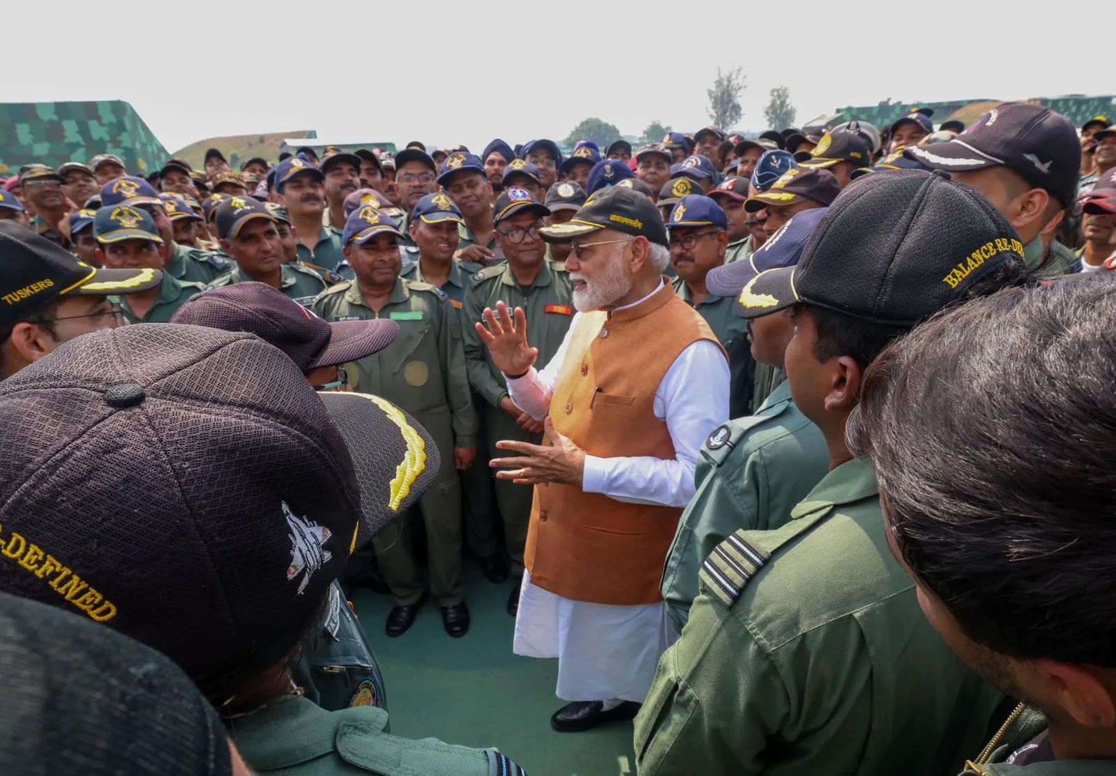 प्रधानमंत्री नरेंद्र मोदी का एएफएस आदमपुर दौरा: वीर सैनिकों को सलाम