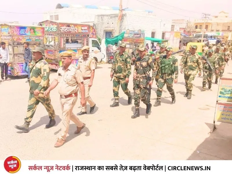 चुनाव को लेकर सीमा सुरक्षा बल के जवानों ने निकाला फ्लैग मार्च, लोगों को किया जागरूक