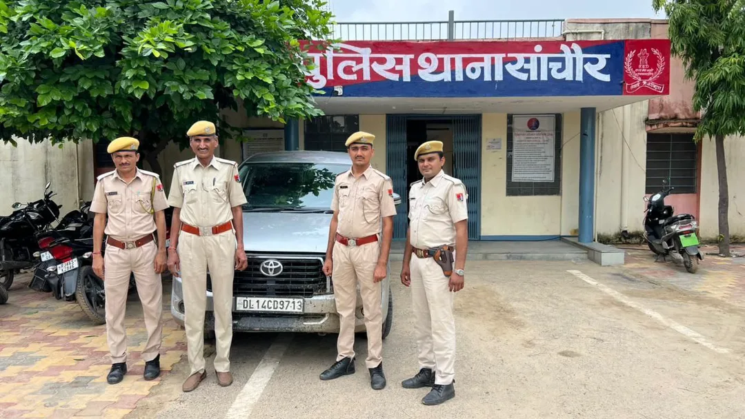नाकाबंदी में 54 कार्टन अवैध अंग्रेजी शराब पकड़ी, इनोवा क्रिस्टा जब्त