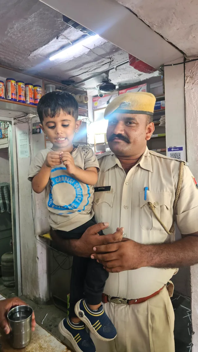 सांचौर बाजार में बिछड़ा मासूम, पुलिस जवान की सजगता से सुरक्षित मिला परिवार को