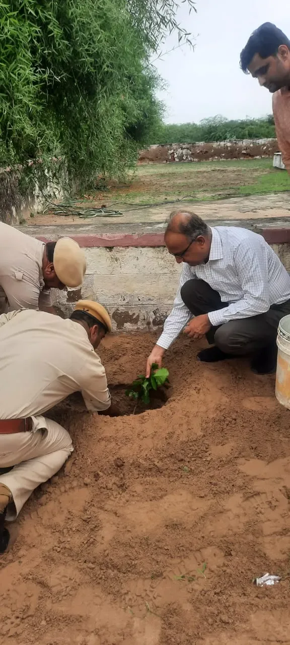 जिला कलेक्टर ने सरवाना पुलिस थाना का किया निरीक्षण