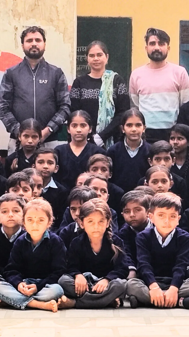 बच्चों की ठंड नही देखी गई, पढाने वाली शिक्षिका ने 140 बच्चों के स्वेटर खरीदे