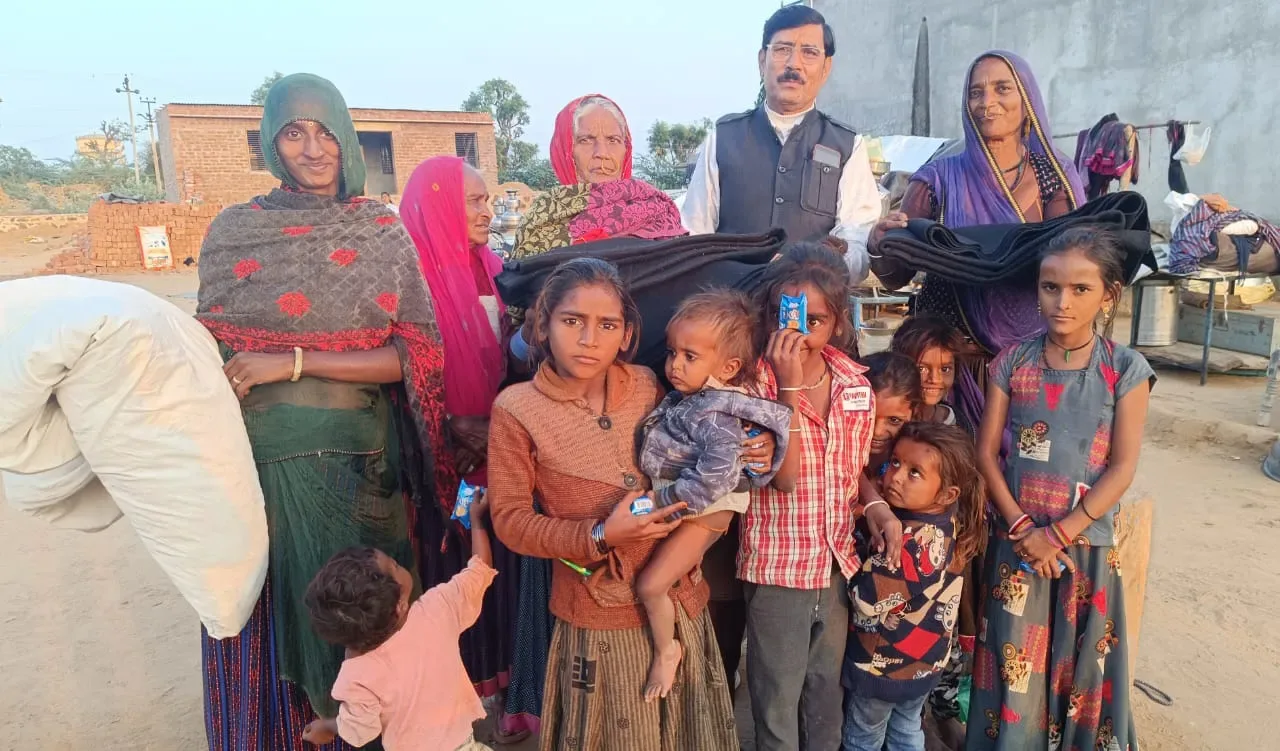 घुमन्तू जाति परिवारों निःशुल्क बांटे ऊनी वस्त्र, नशामुक्त का दिया संदेश, लोगों ने जताया संस्था का आभार