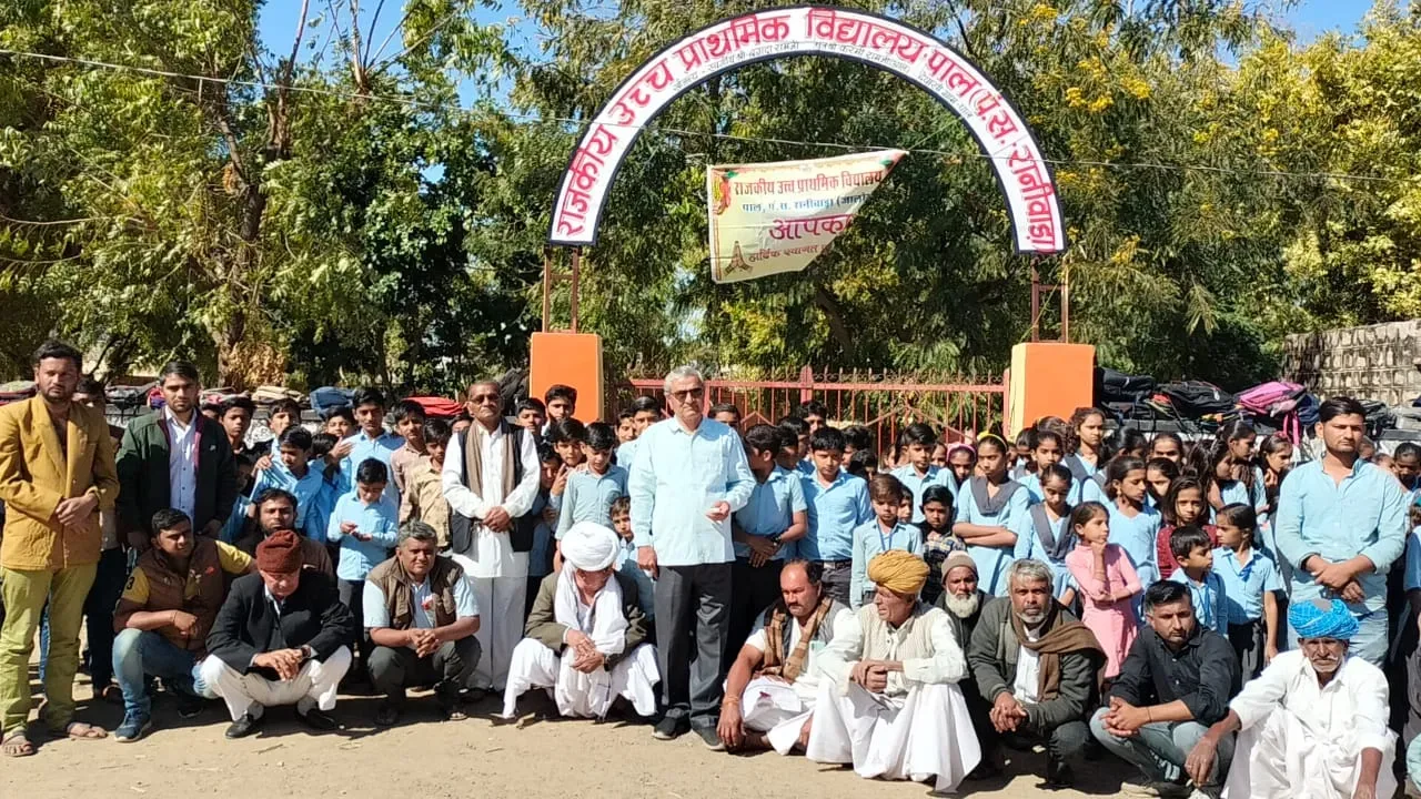 अध्यापिका का डेपुटेशन रद्द करने की मांग को लेकर विद्यार्थियों और ग्रामीणों ने किया विरोध, स्कूल के गेट पर जड़ा ताला और दिया धरना प्रदर्शन