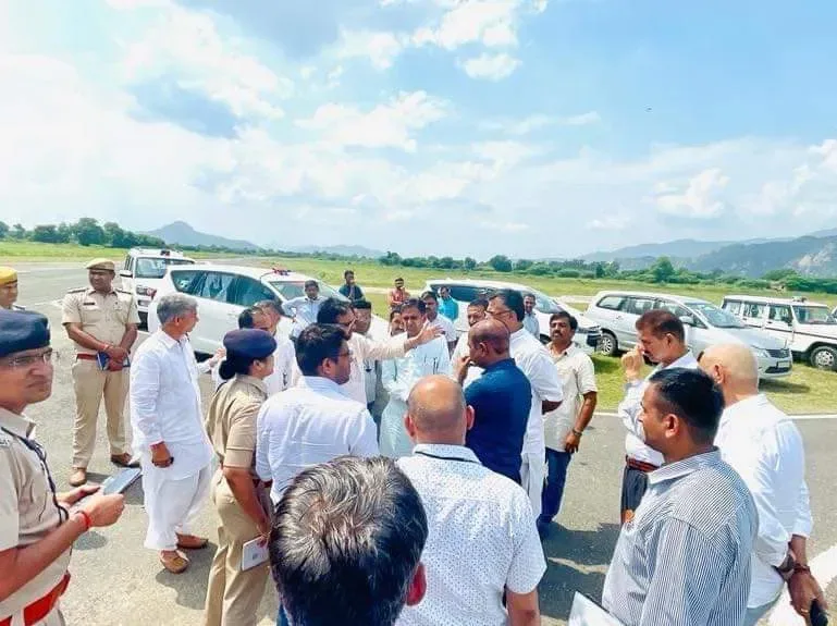 पीएम नरेन्द्र मोदी की आबू यात्रा, सासंद देवजी पटेल ने किया आबूरोड़ का दौरान, हवाईपट्ठी का किया अवलोकन