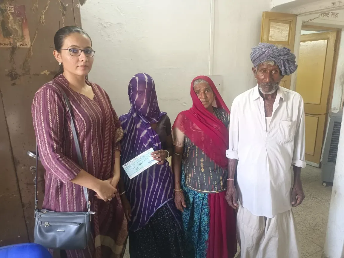 करंट से मौत होने पर आहत परिवार को मिली राहत, 5 लाख का चेक विधवा को मिला