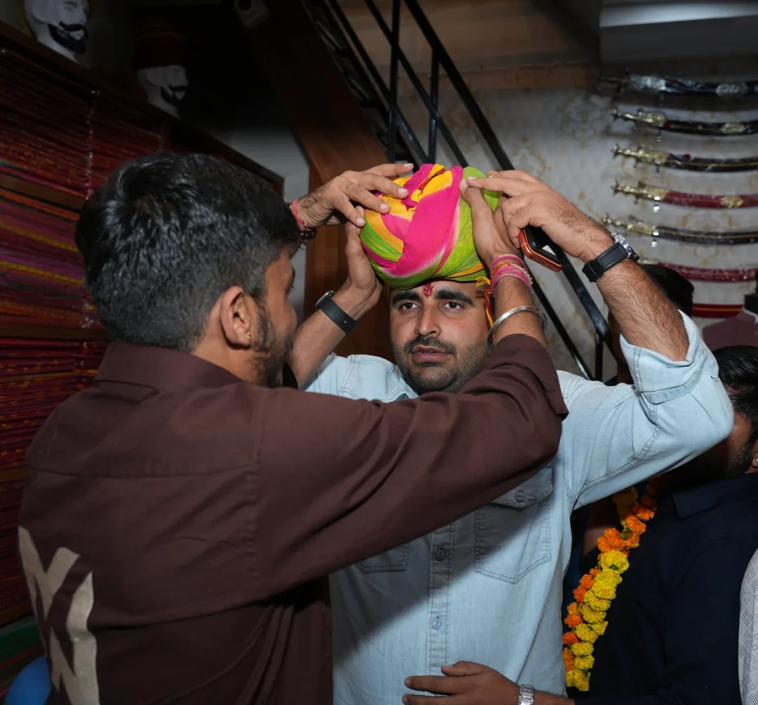 रानीवाड़ा: रॉयल सूर्यनगरी साफ़ा हाउस पहुंचे शिव विधायक रविंद्र सिंह भाटी, सादगी ने जीता सबका दिल
