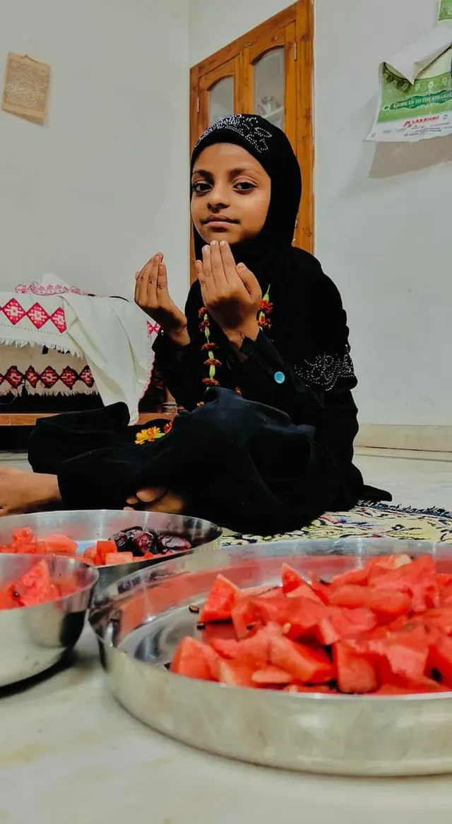 रमजान महिने मे छोटी बच्ची ने रोजा रख की इबादत